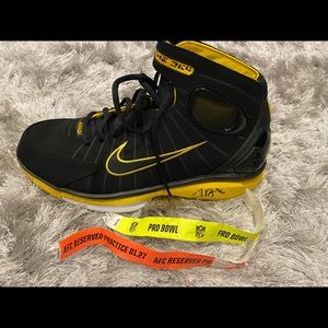 Autographed LeVeon Bell shoe